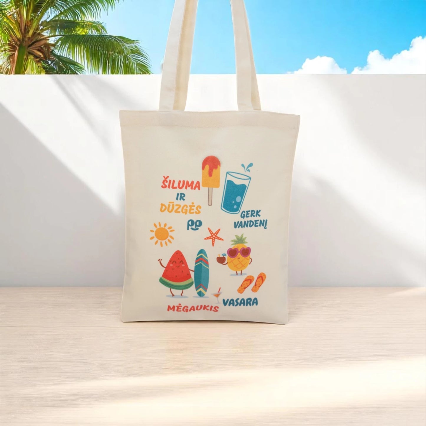 Tote maišelis iš priekio prie baltos sienos ir mėlyno dangaus