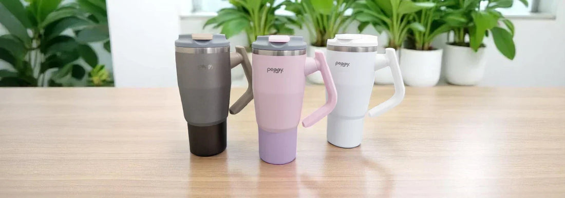 Trys termo gertuvės iš priekio ant medinio stalviršio šali augalų