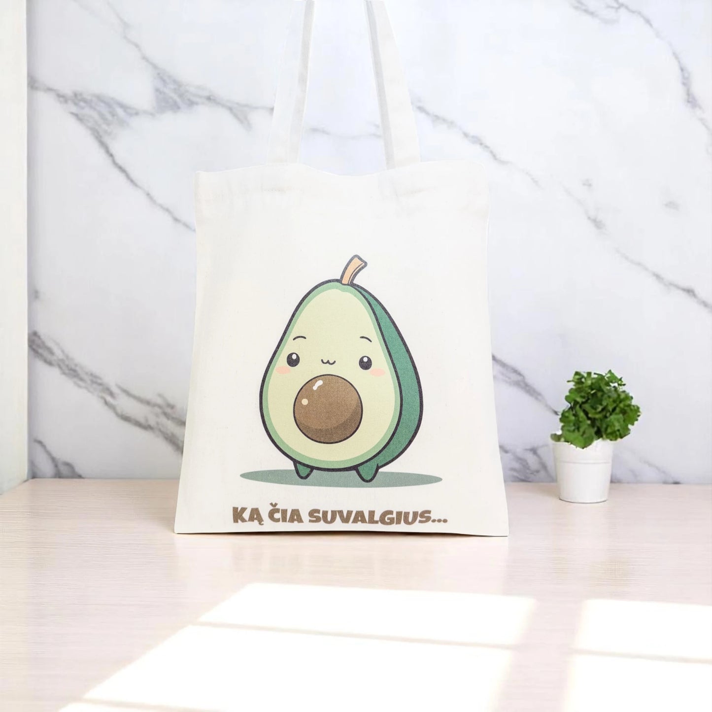 Tote maišelis iš priekio ant stalo prie marmurinės sienos