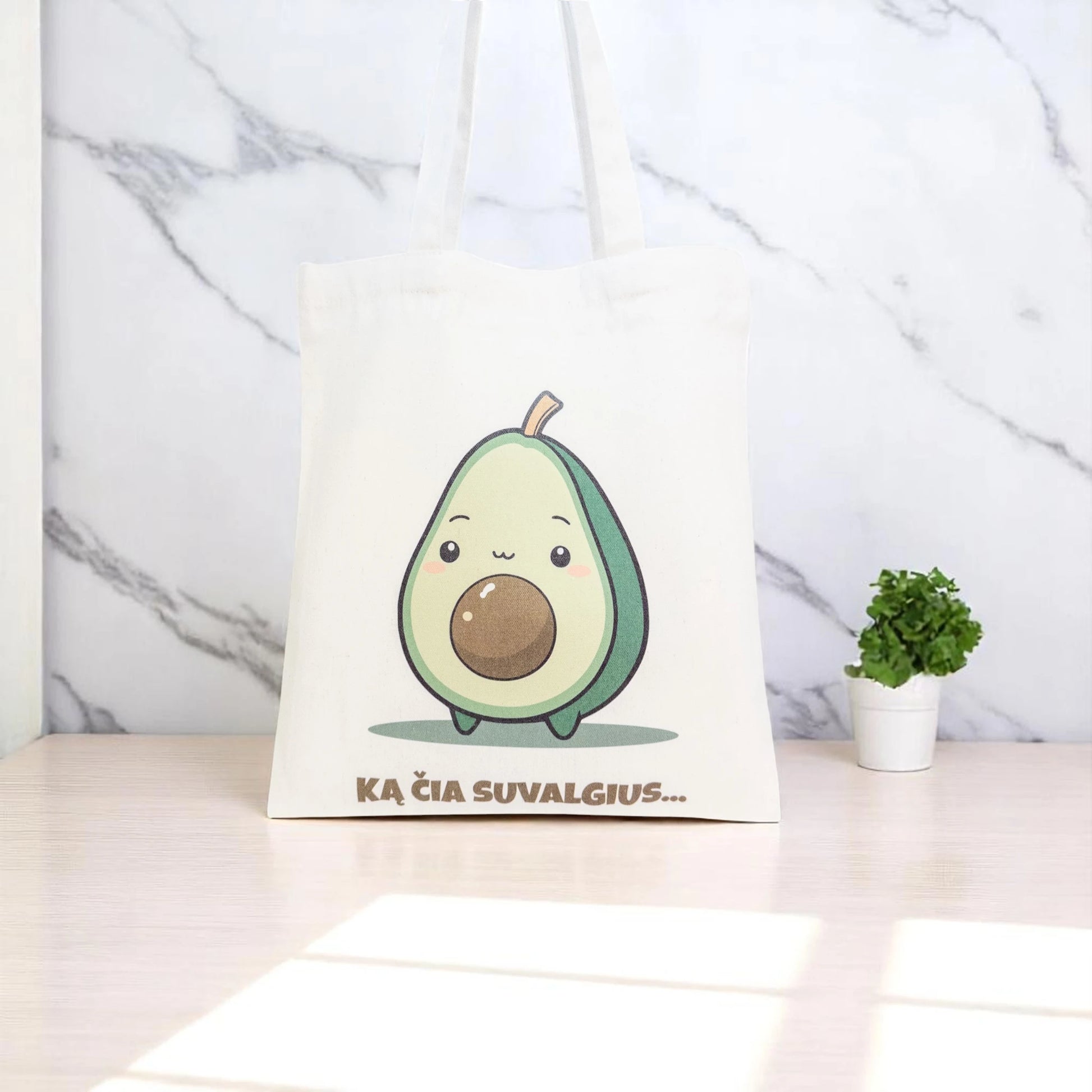 Tote maišelis iš priekio ant stalo prie marmurinės sienos