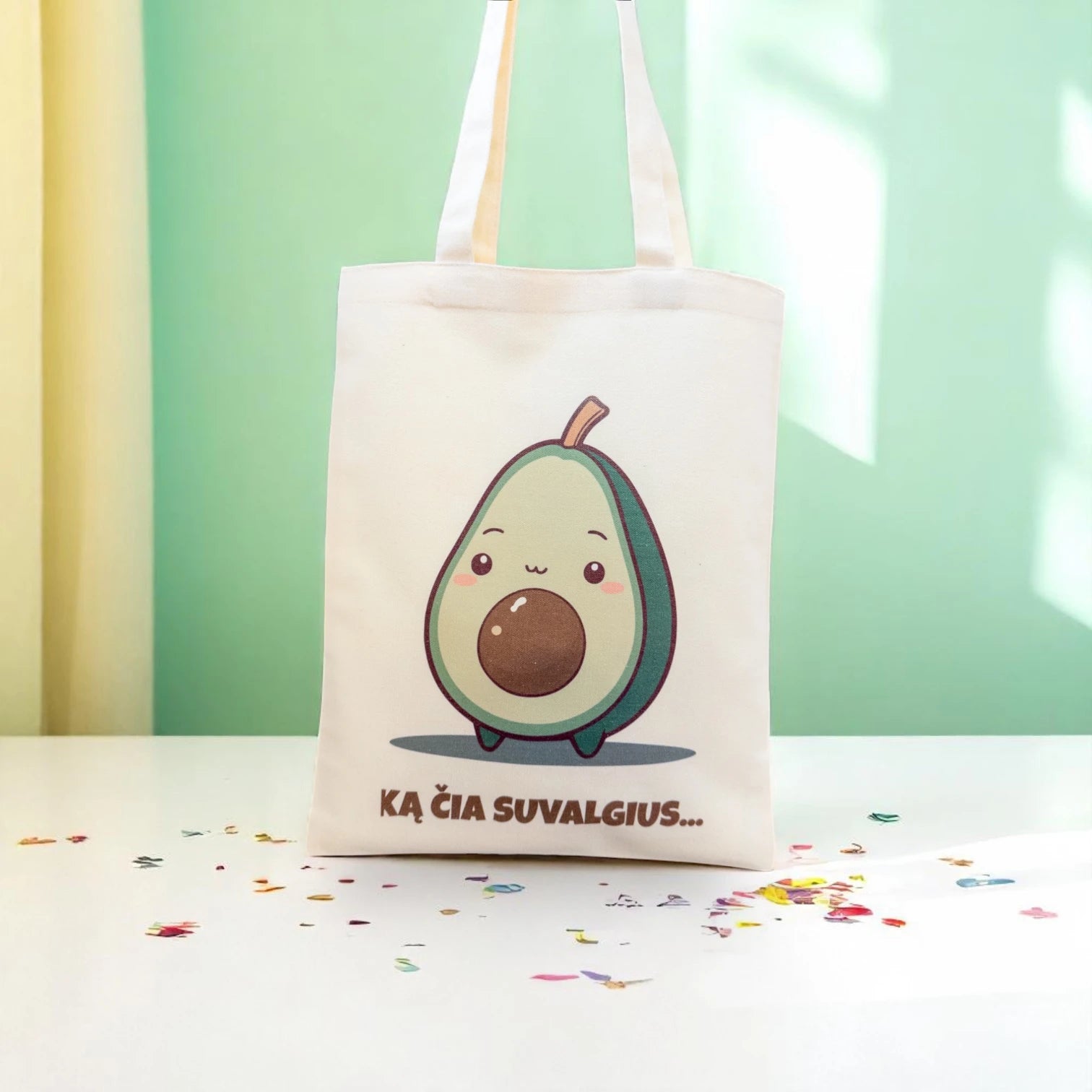 Tote maišelis iš priekio ant balto stalviršio spalvotame fone