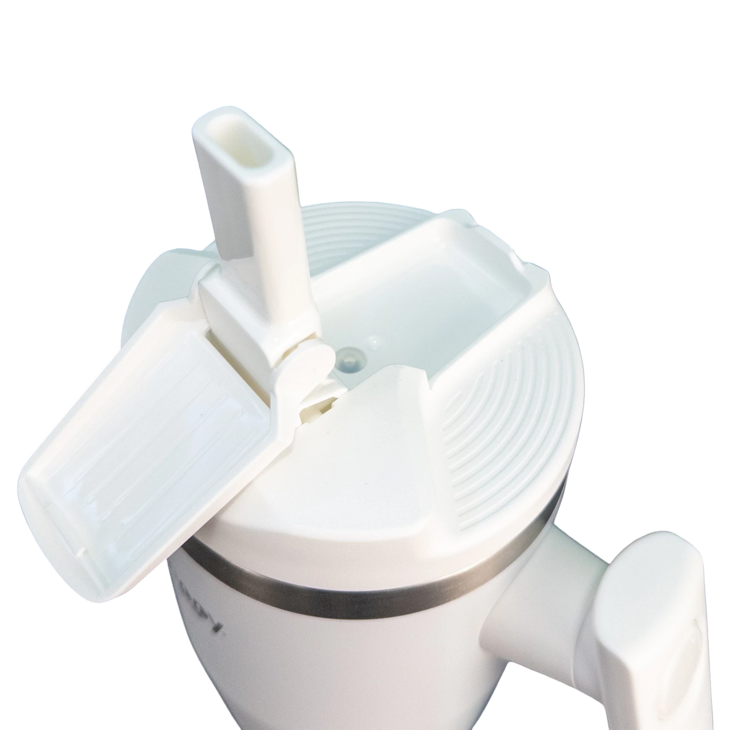 Balta termogertuvė iš viršaus su atlenktu šiaudeliu