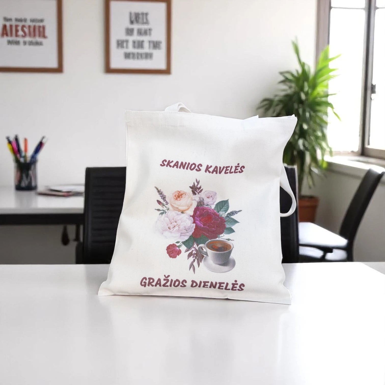 Tote maišelis iš priekio ant stalviršio biure