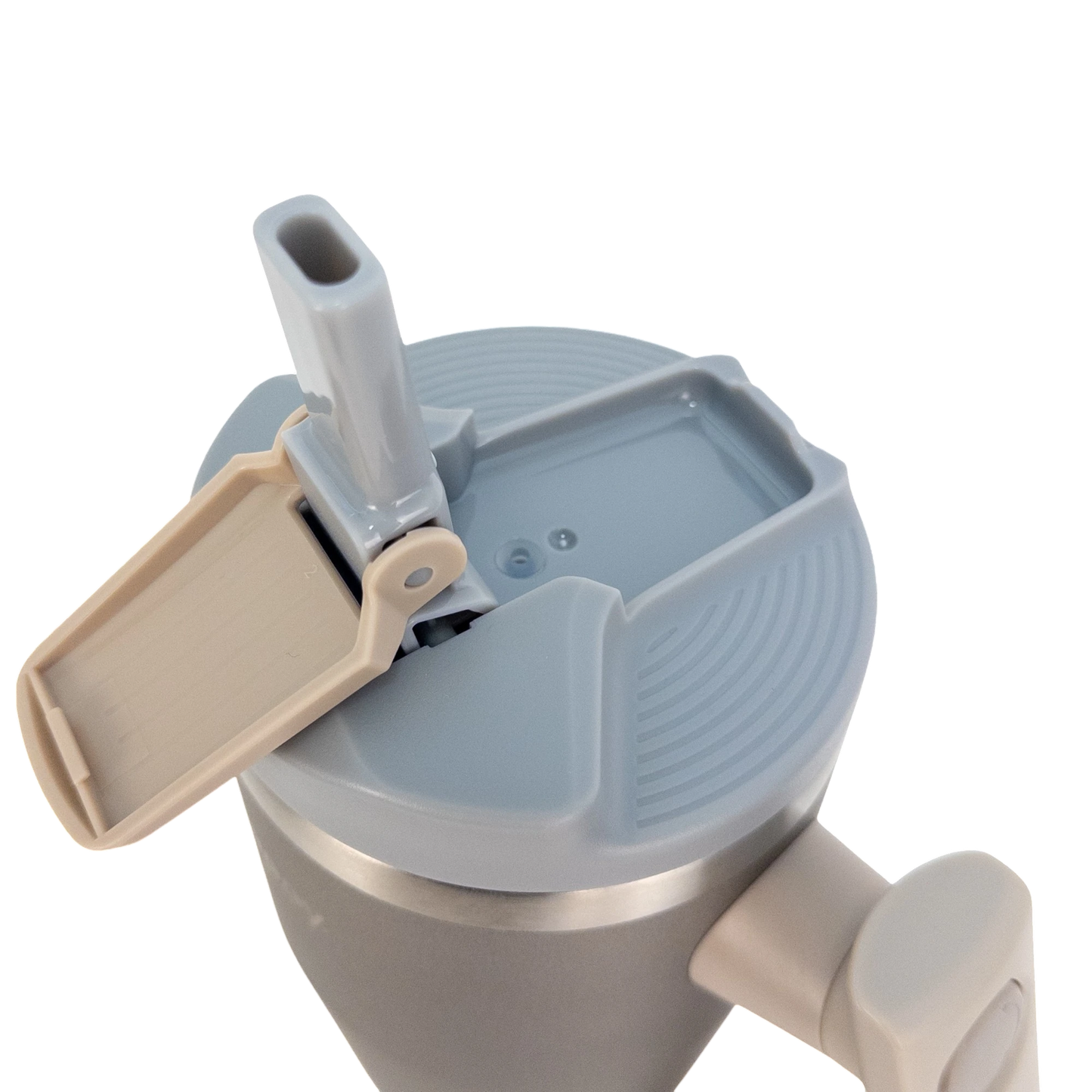 Ruda termogertuvė iš viršaus su atlenktu šiaudeliu