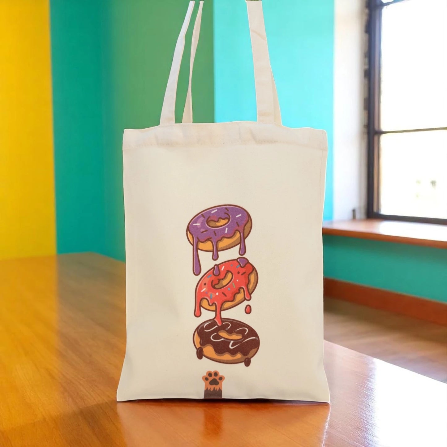 Tote maišelis iš priekio ant medinio stalviršio spalvotame fone