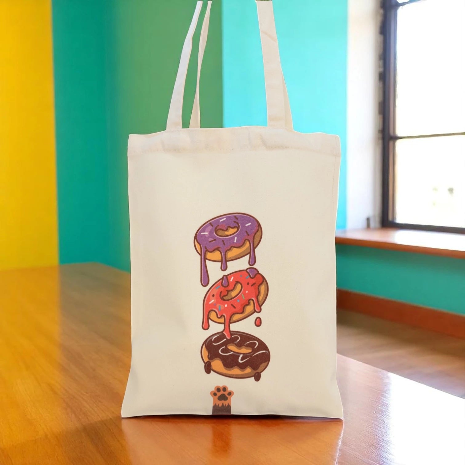 Tote maišelis iš priekio ant medinio stalviršio spalvotame fone