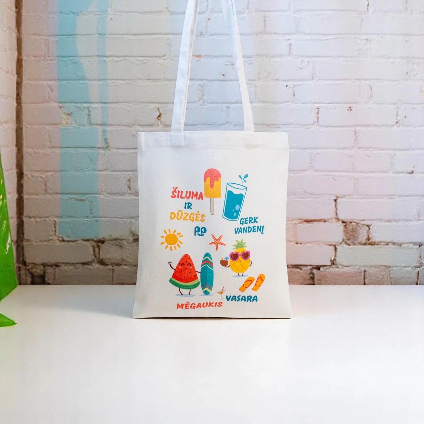 Tote maišelis iš priekio ant balto stalviršio prie mūrinės sienos