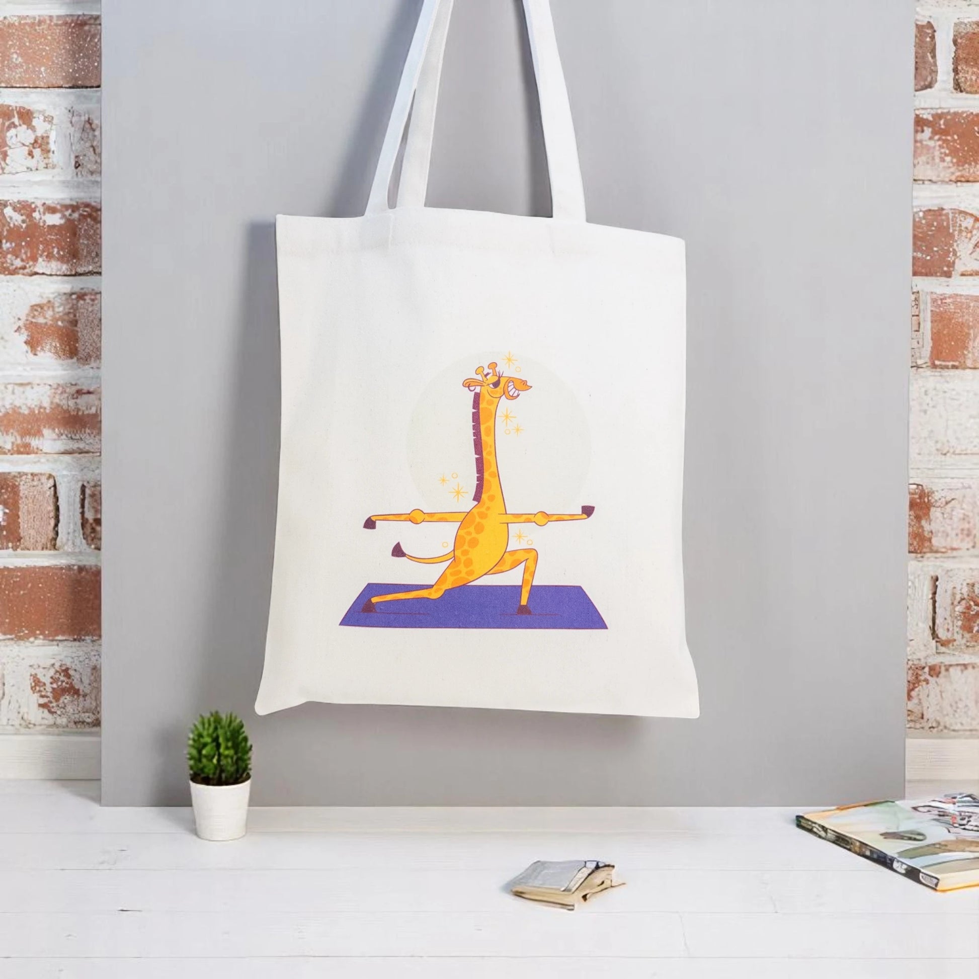 Tote maišelis iš priekio pilkame fone prie marmūrinės sienos