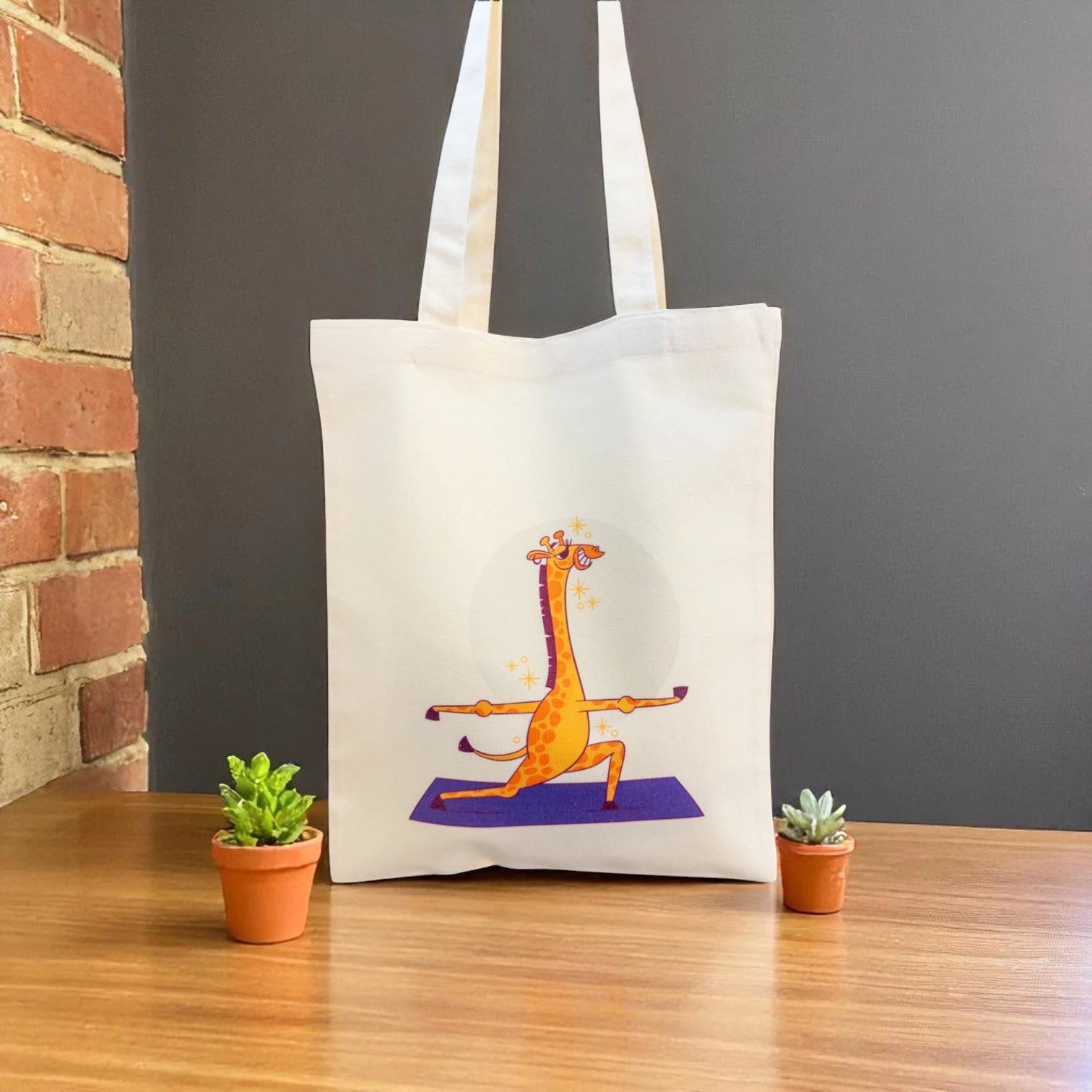 Tote maišelis iš priekio ant medinio stalviršio pilkame fone